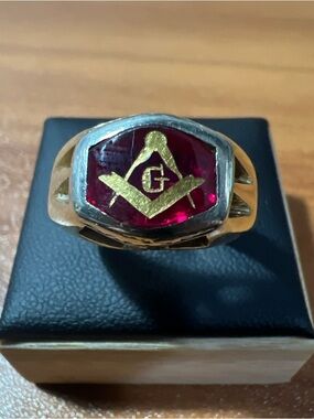 Vintage Freemason Masonic Red Ruby Signet Ring 10k Yellow Gold 5.6 Grams Sz 9.5